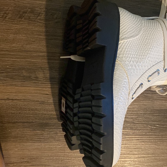 [Size: 9] UGGS White Combat Boot - Picture 6 of 7